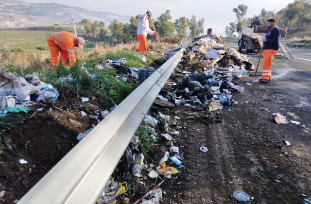 Caltagirone. Rimossi ieri dall’Anas i rifiuti dell’area di sosta in località Molona. Il sindaco Roccuzzo: “Tolleranza zero con chi sporca”